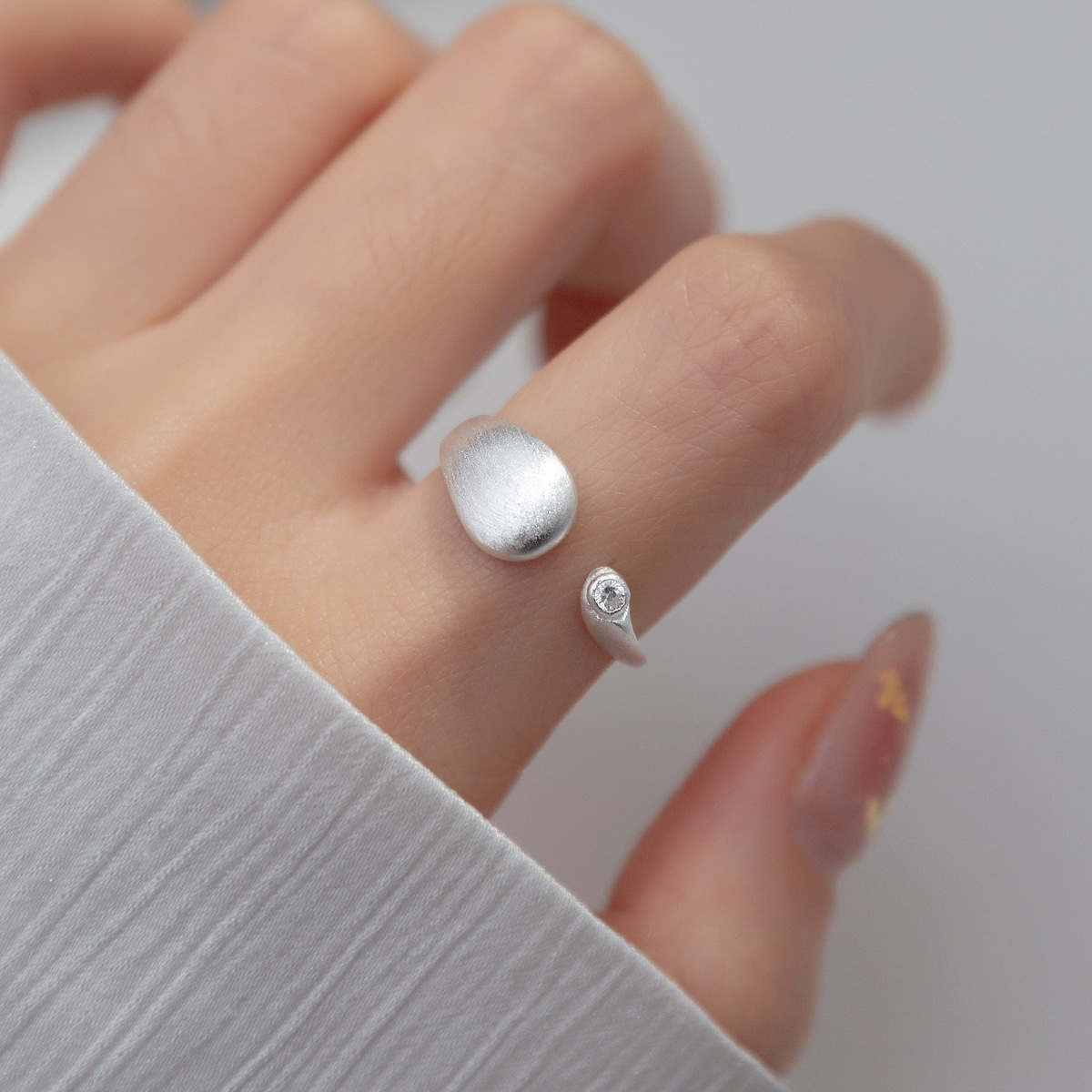 925 スターリングシルバーマット仕上げジオメトリ調節可能な - Statement Cocktail Ring のレビューと価格