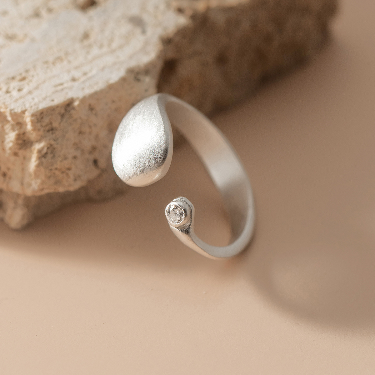 925 スターリングシルバーマット仕上げジオメトリ調節可能な - Statement Cocktail Ring のレビューと価格